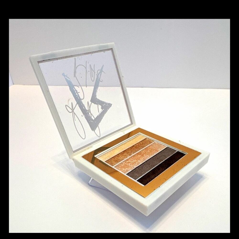 MAC Rihanna RiRi Hearts Phresh Out Pearlfusion Shadow Palette Lightly Swatched R